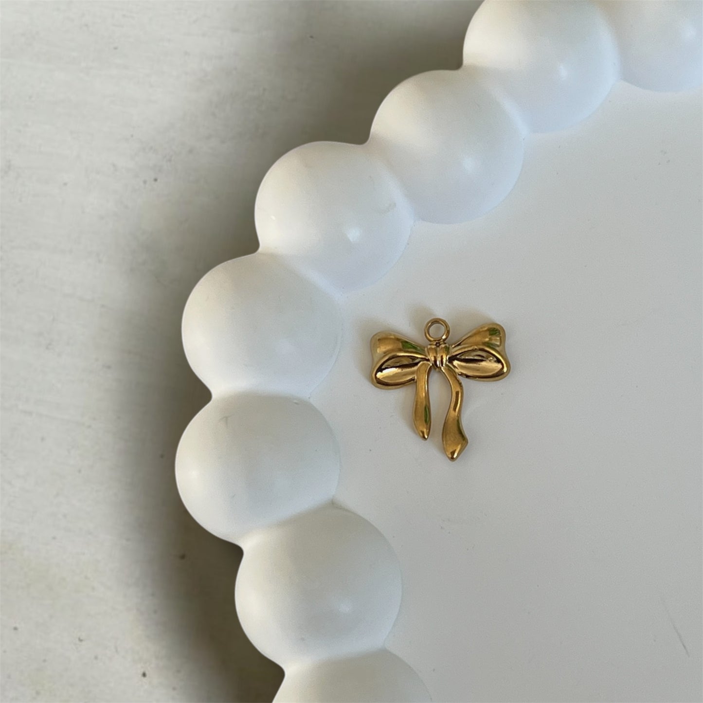 Charm « Nœud doré »